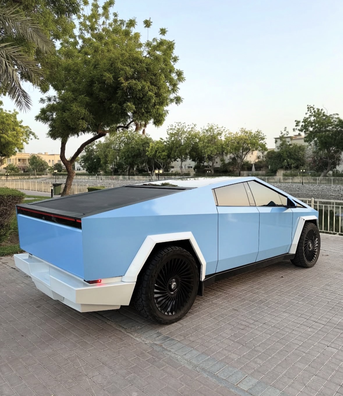 TESLA CYBERTRUCK